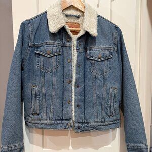 Levi’s Sherpa Lined Denim Trucker Jacket – Size Small – Like New